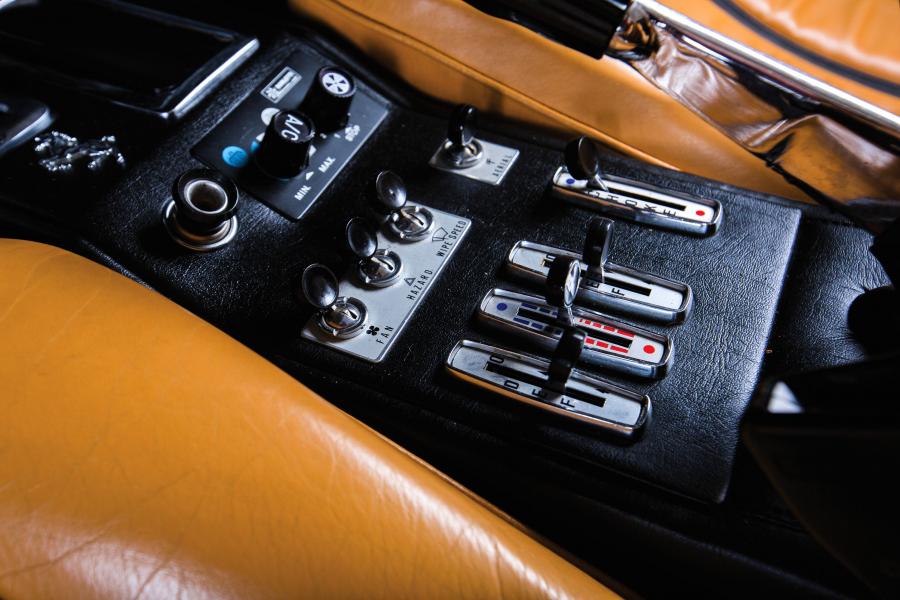 Детали интерьера Ferrari 308 GTB Acciao 1976 года  (NA) (фото 35 из 40)